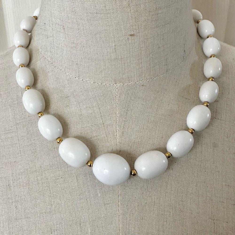 White and gold tone vintage beaded necklace
